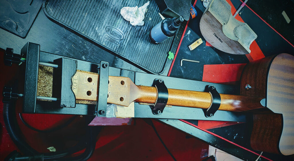 Klejenie Główki Gitarowej - Nowoczesne Rozwiązanie z Użyciem GW Headstock Gluing Jig